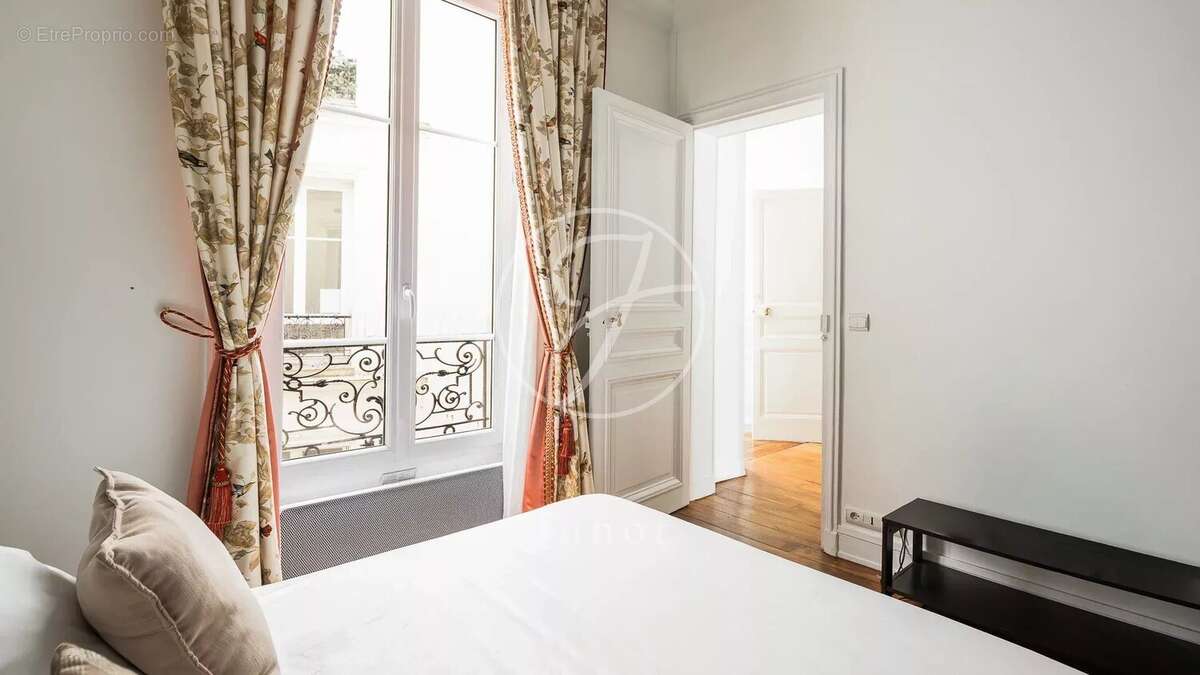 Appartement à PARIS-7E