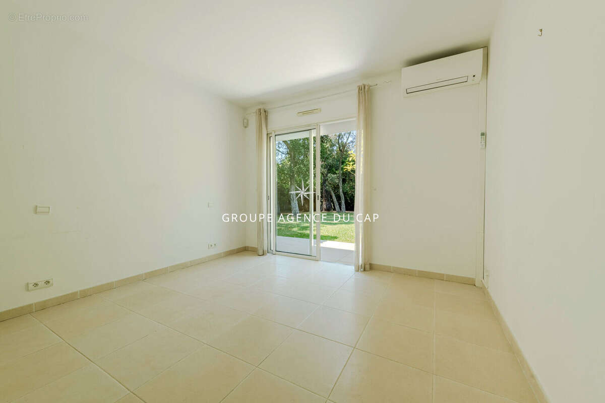 Superbe villa de plain-pied avec 5 chambres, piscine et double garage, proche golf et commerces - photo 11