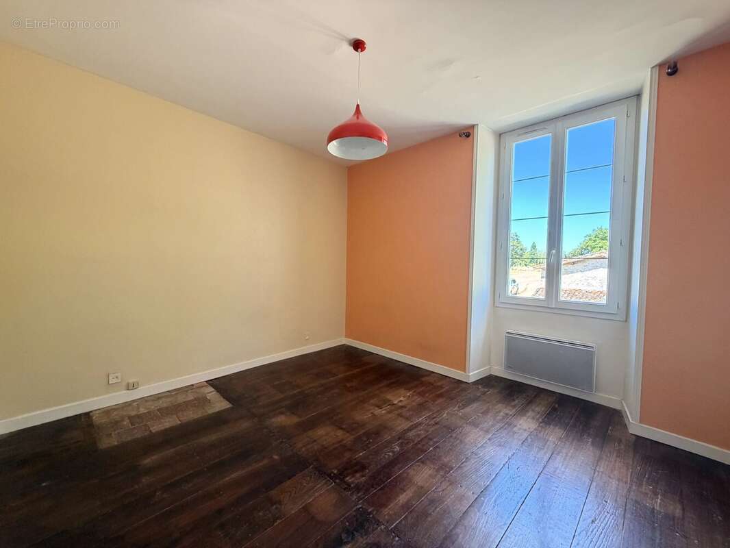 Charmante propriété de caractère avec plus de 2 hectares, grange, cave voûtée et dépendance aménageable à proximité de Ruffec - photo 10