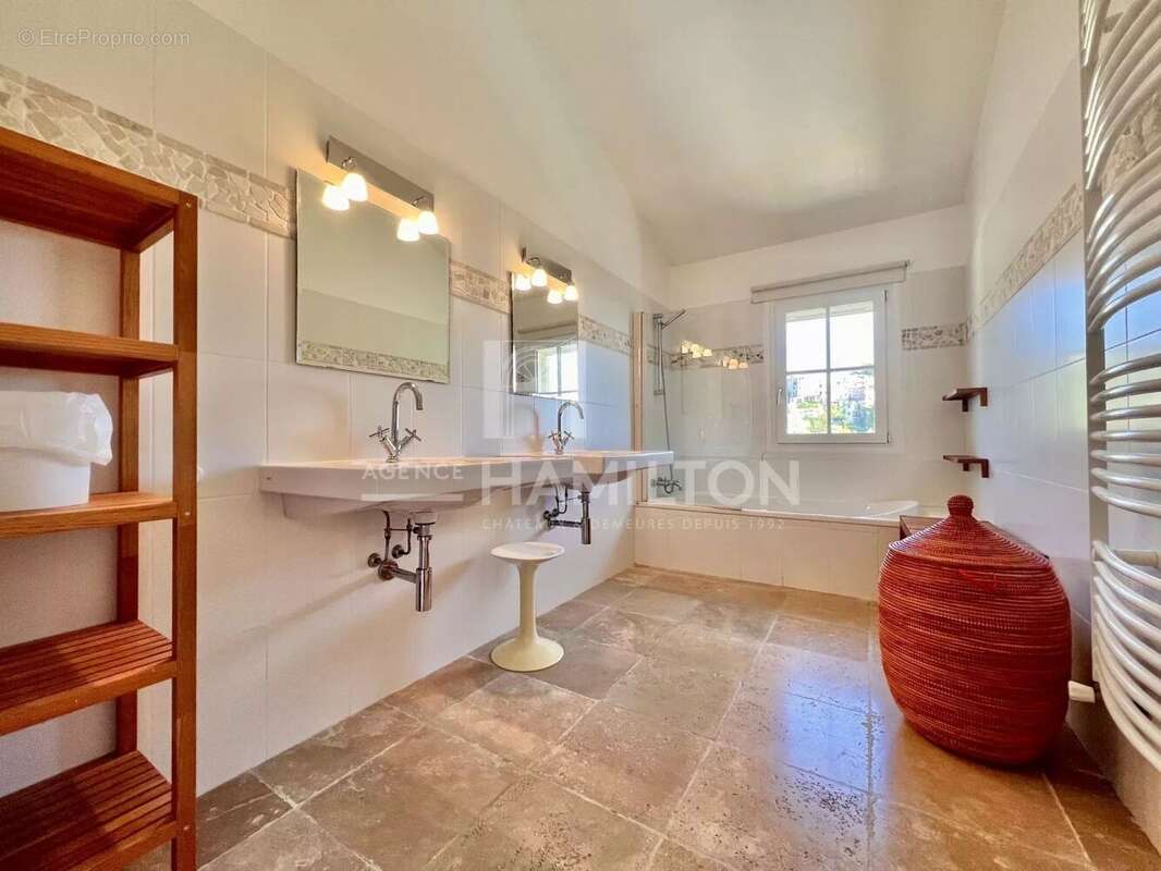 Maison à CHATEAUNEUF-GRASSE