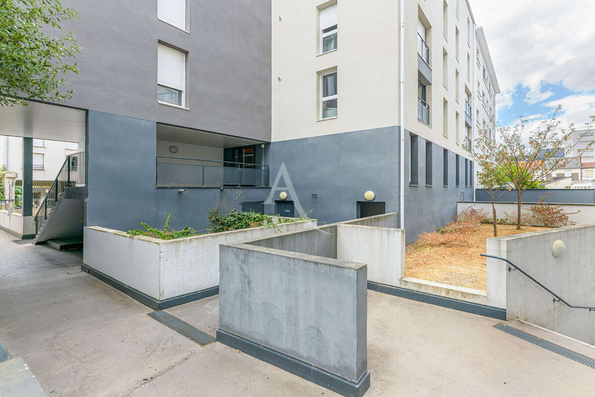 Investissez à Tours dans un T2 récent avec parking et locataire en place - photo 7