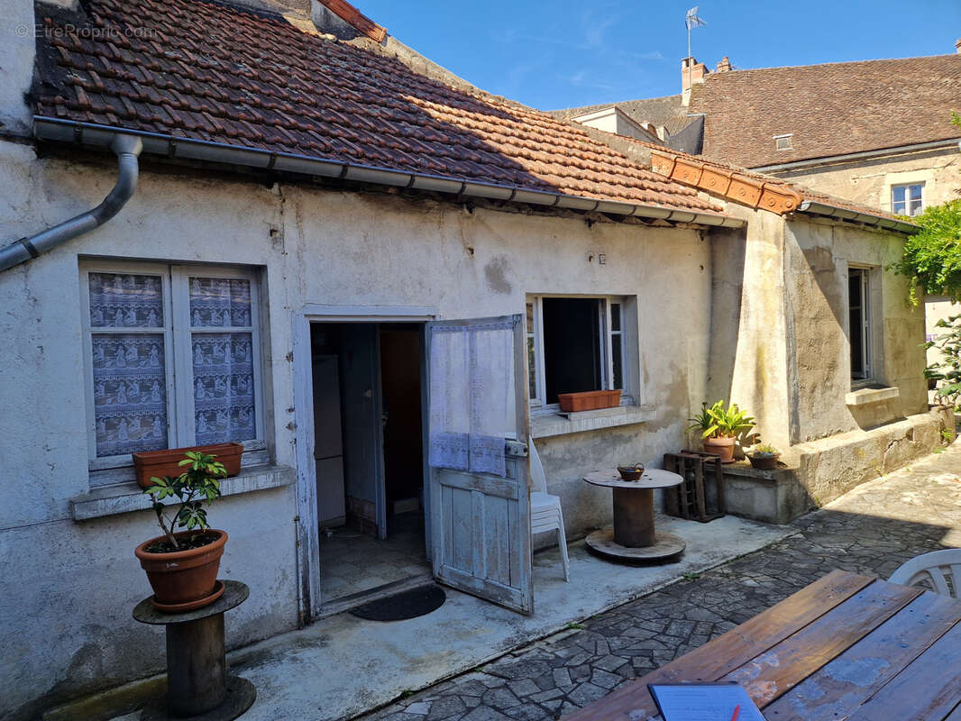 AUTUN - idéal investisseur - immeuble composé de 3 appartements, avec dépendances et cour - photo 27