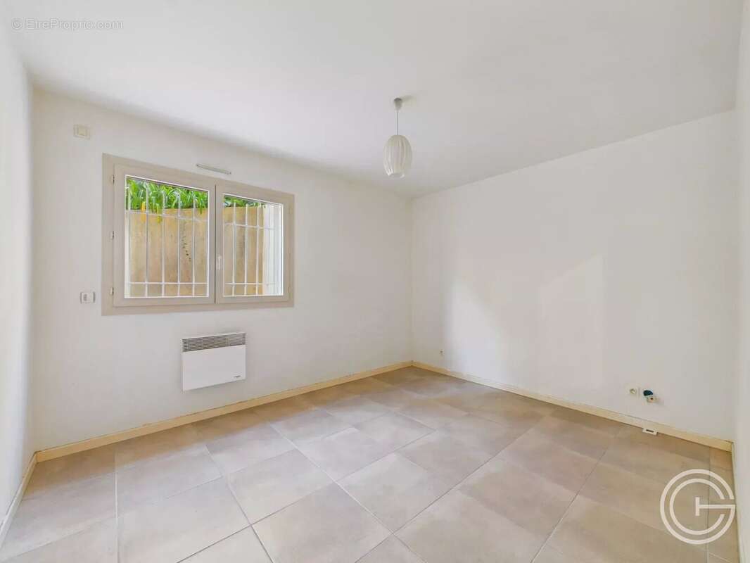 Appartement à SAINT-LAURENT-DU-VAR