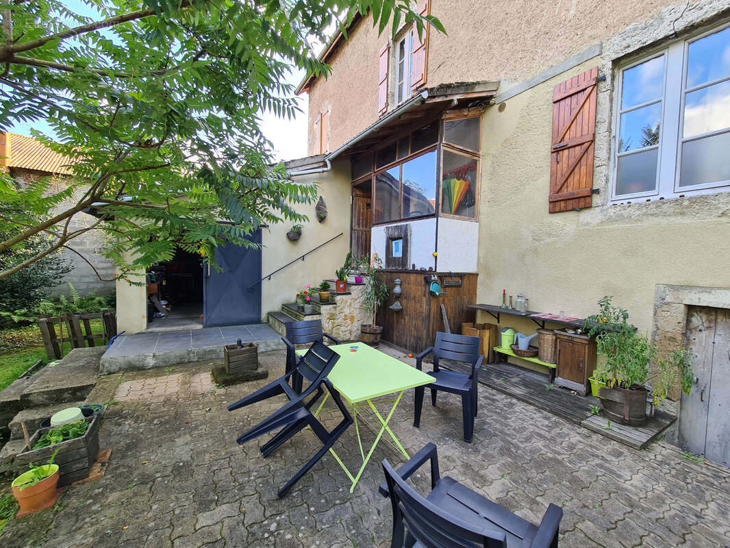 VASTE MAISON rénovée avec terrains et dépendances - photo 4