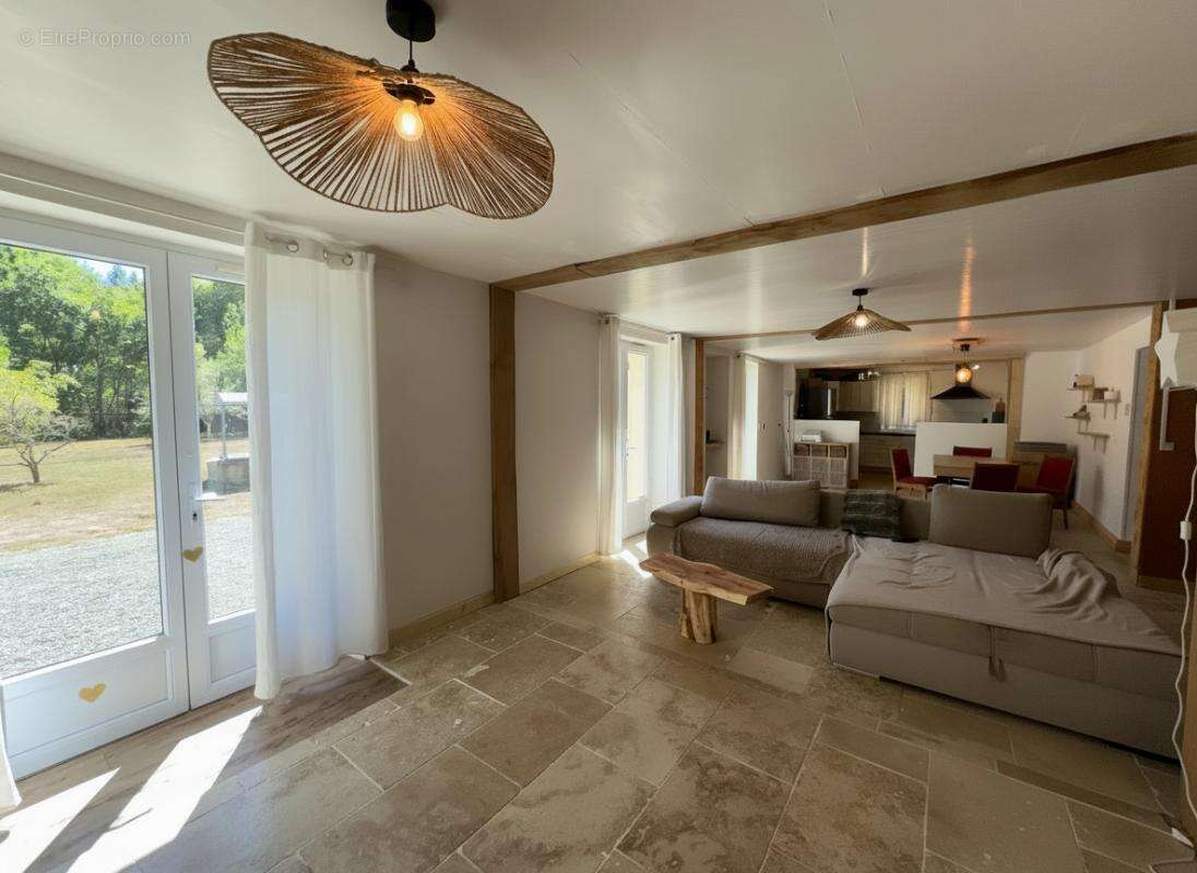 Maison 115 m² à Saint-Paul-La-Roche  - photo 6