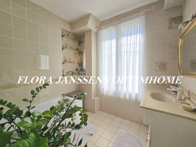 Appartement à COURBEVOIE