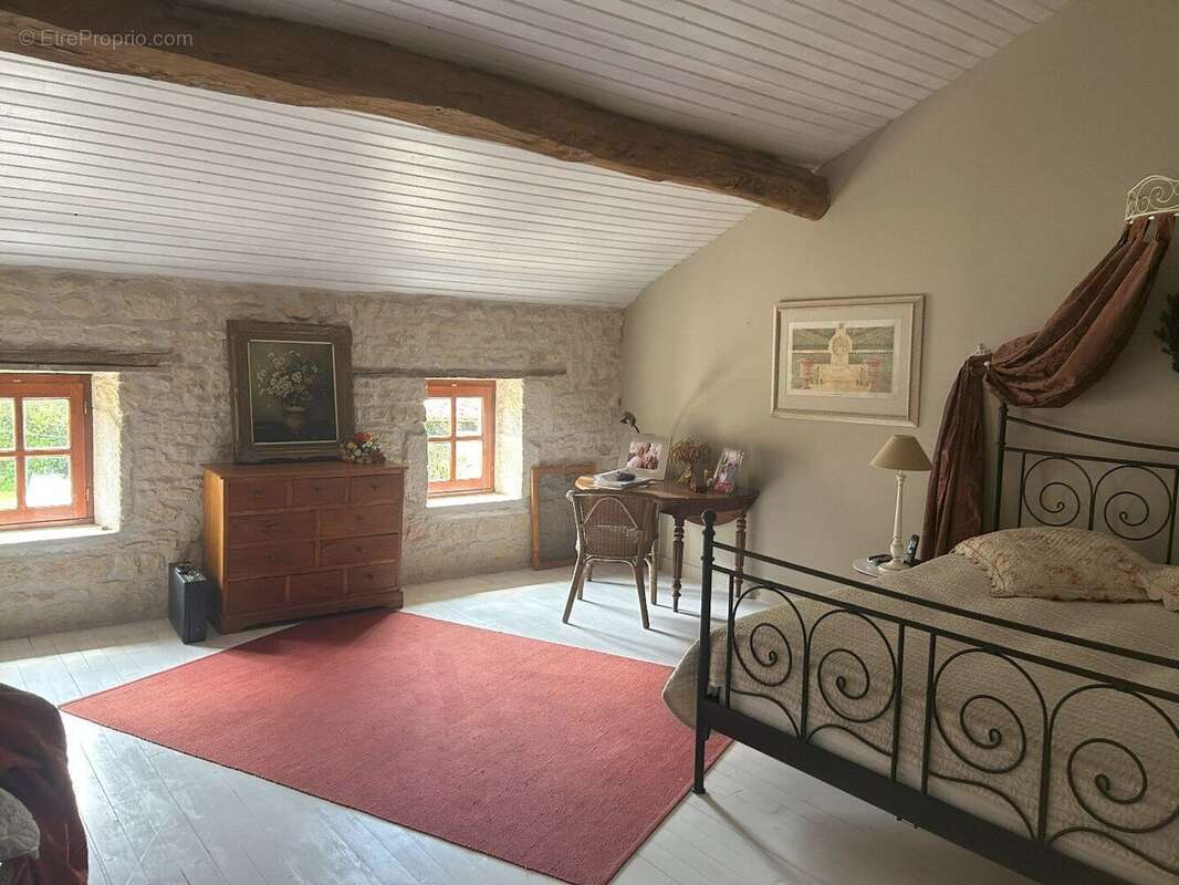 Maison à SAINT-PIERRE-DE-JUILLERS