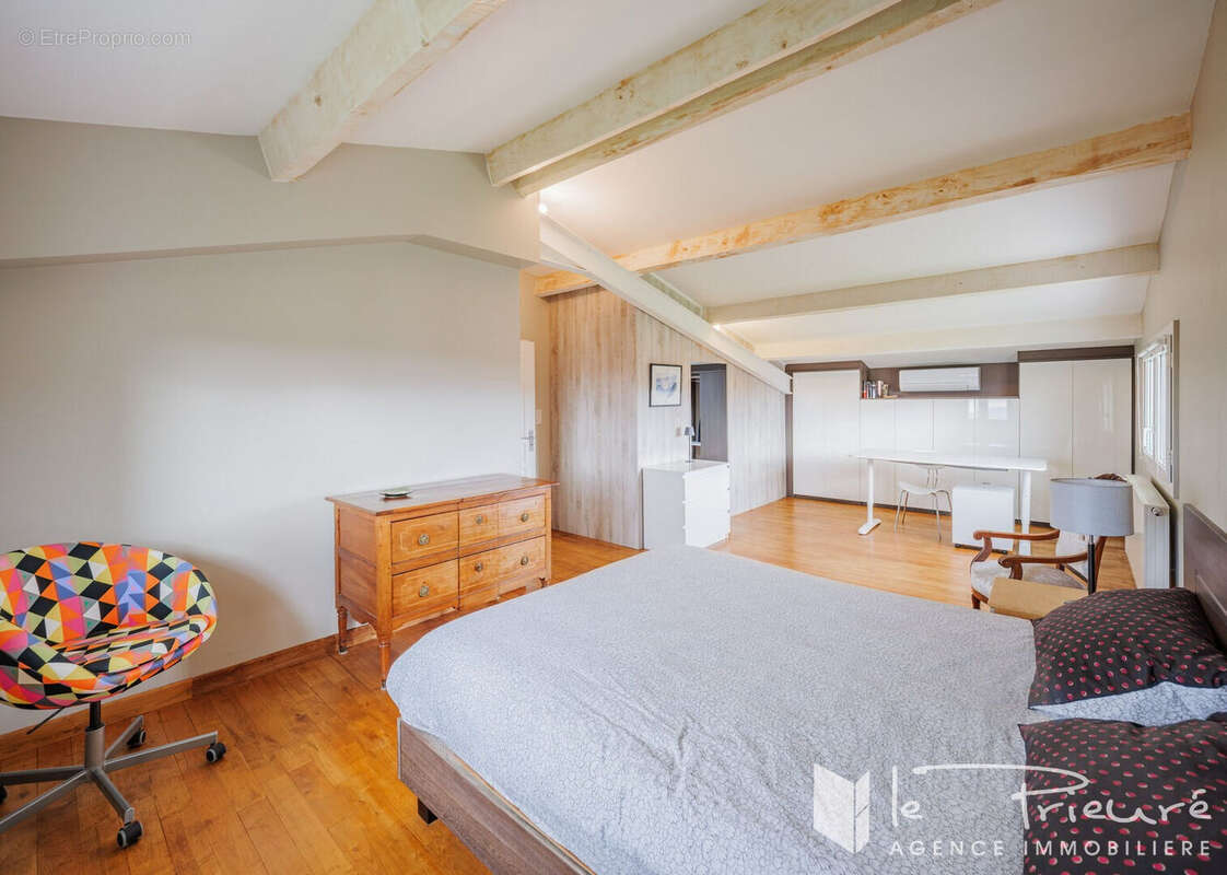 Propriété familiale de 305 m² avec terrain de 8 ha environ, piscine et belles dépendances - photo 16