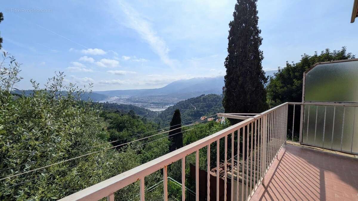 Maison à CASTAGNIERS