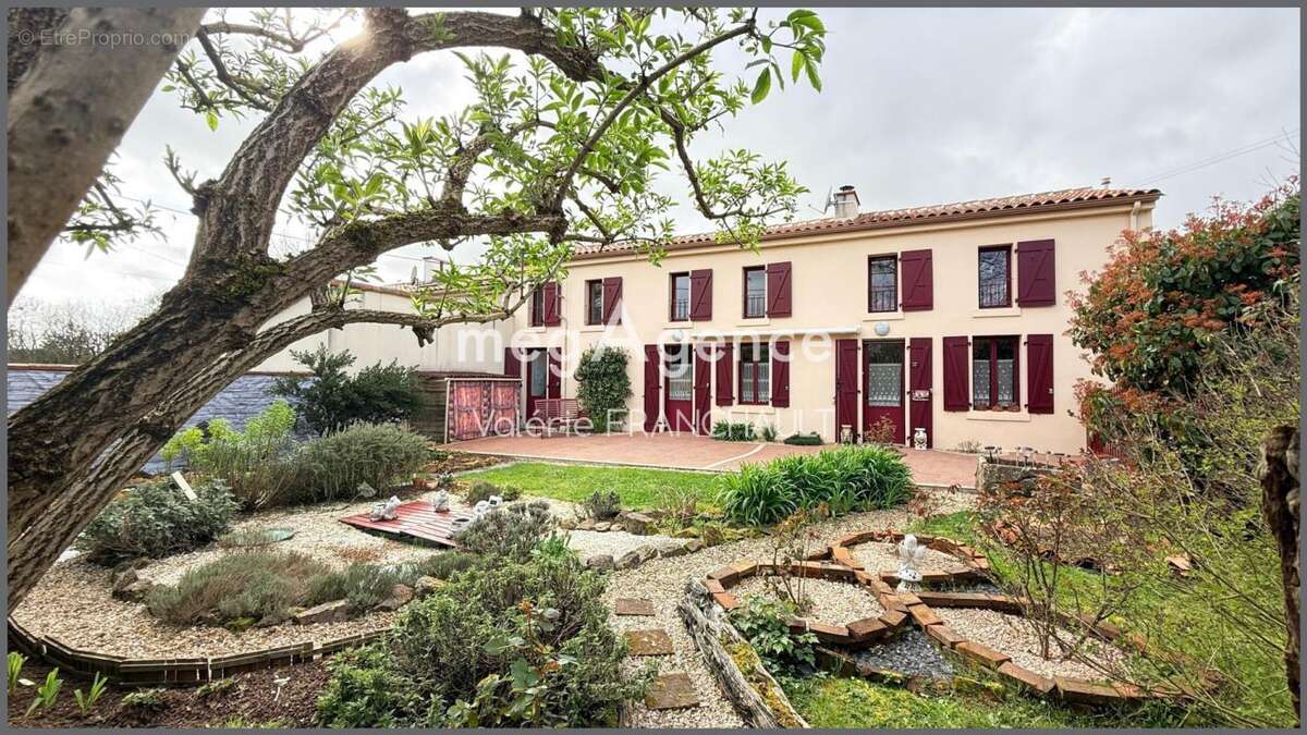 Maison à SAINT-LAURENT-DE-LA-SALLE