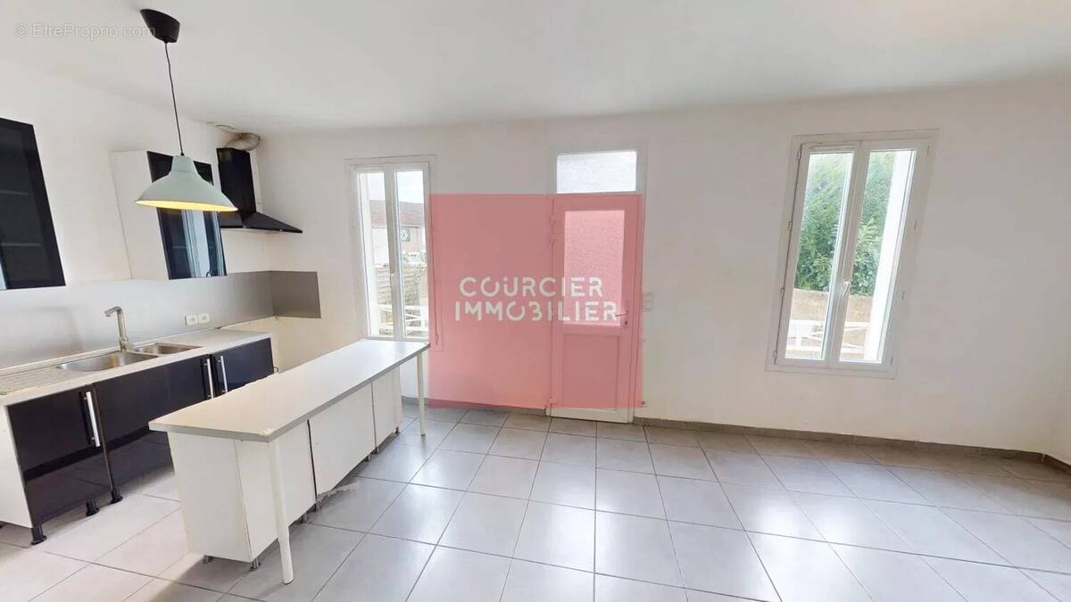 Maison à LE MESNIL-SAINT-DENIS