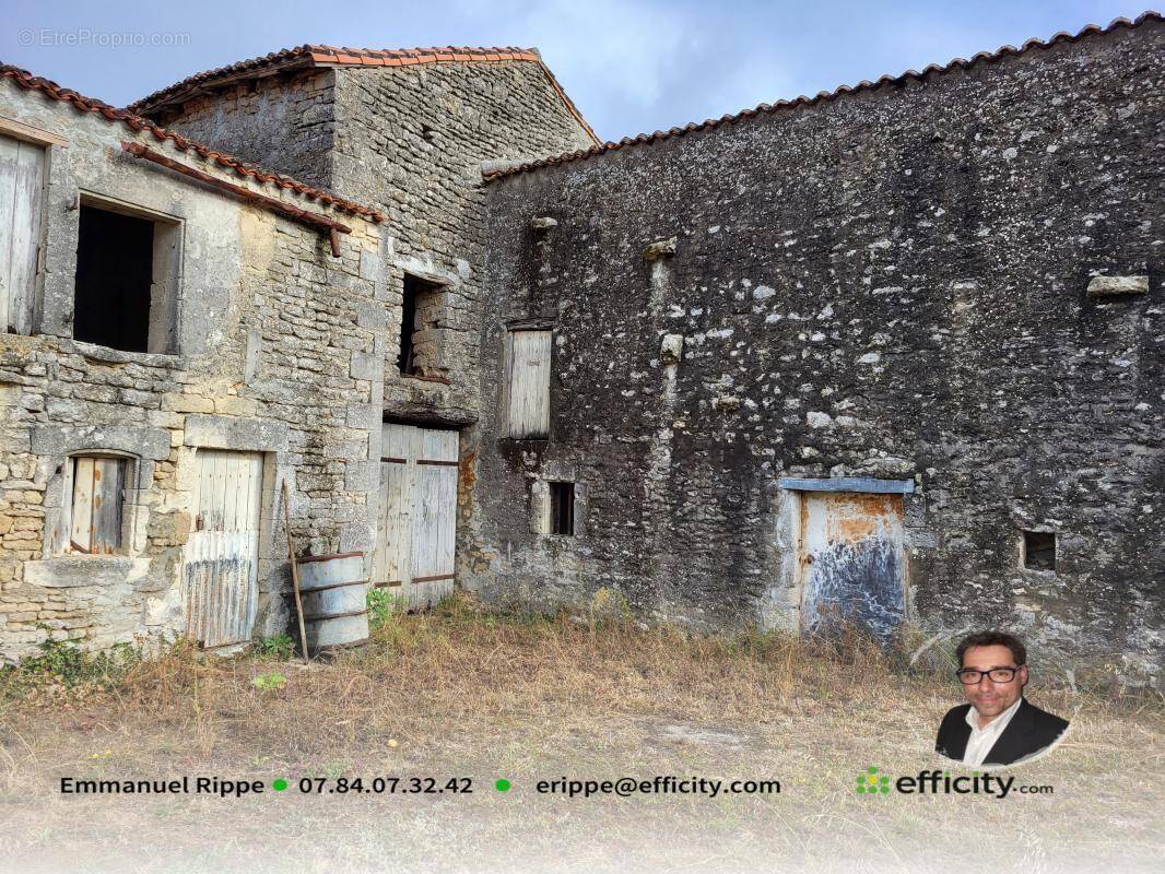 Maison à SAINT-GENIS-D'HIERSAC
