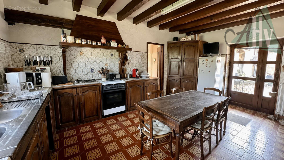 77 - VOULX, Magnifique longère en pierre de 195 m2, jardin de 1816 m2 et dépendances - photo 9
