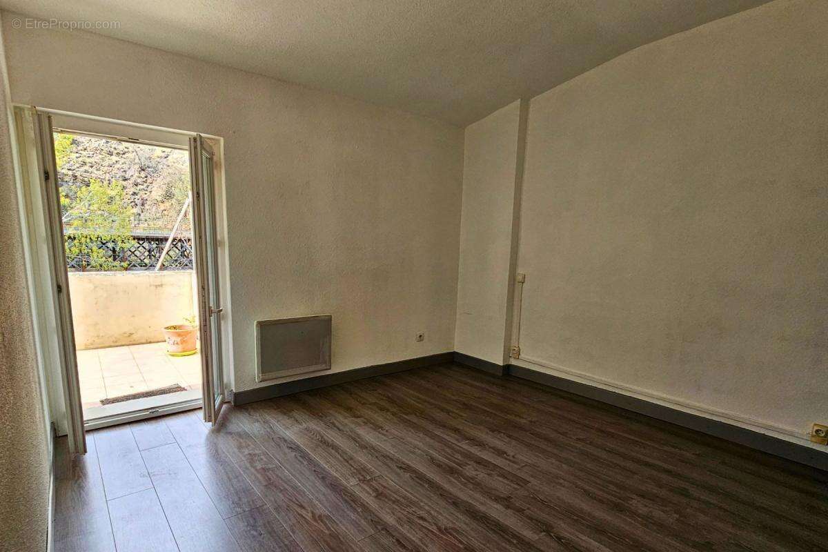 Appartement à REYNES