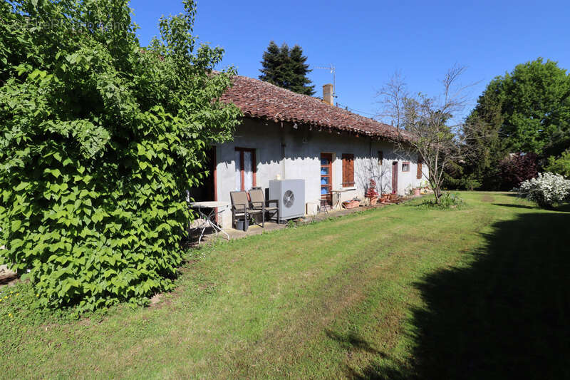 Maison à SAINT-TRIVIER-DE-COURTES