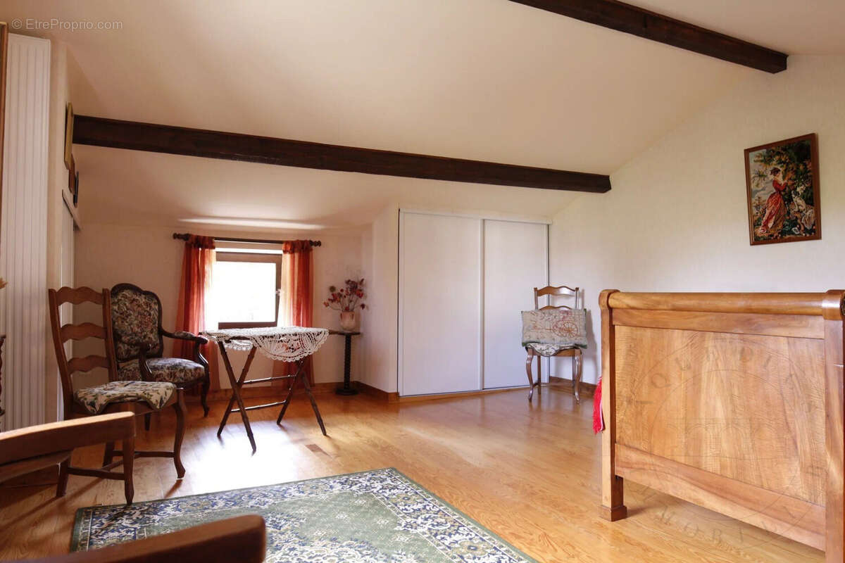 Maison 92 m² à Saint-Genis-Laval  - photo 8