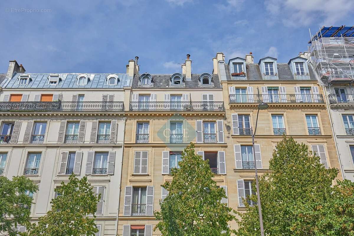 Place de la Nation – 2 pièces à rénover avec fort potentiel - photo 4