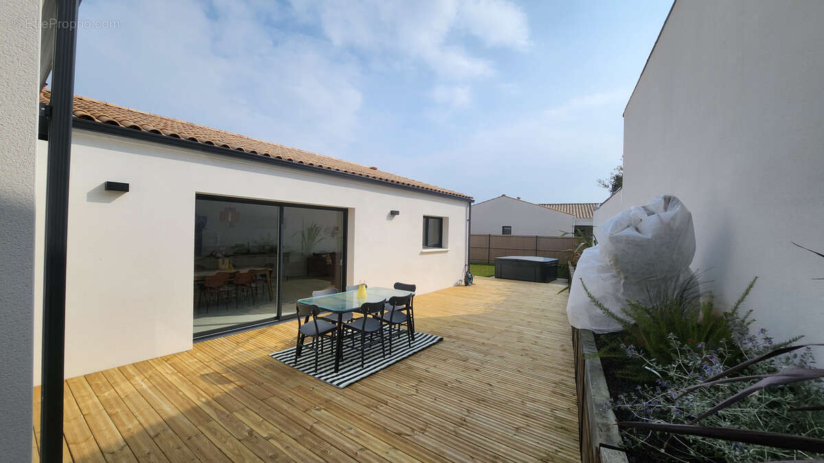 Maison à VAUX-SUR-MER