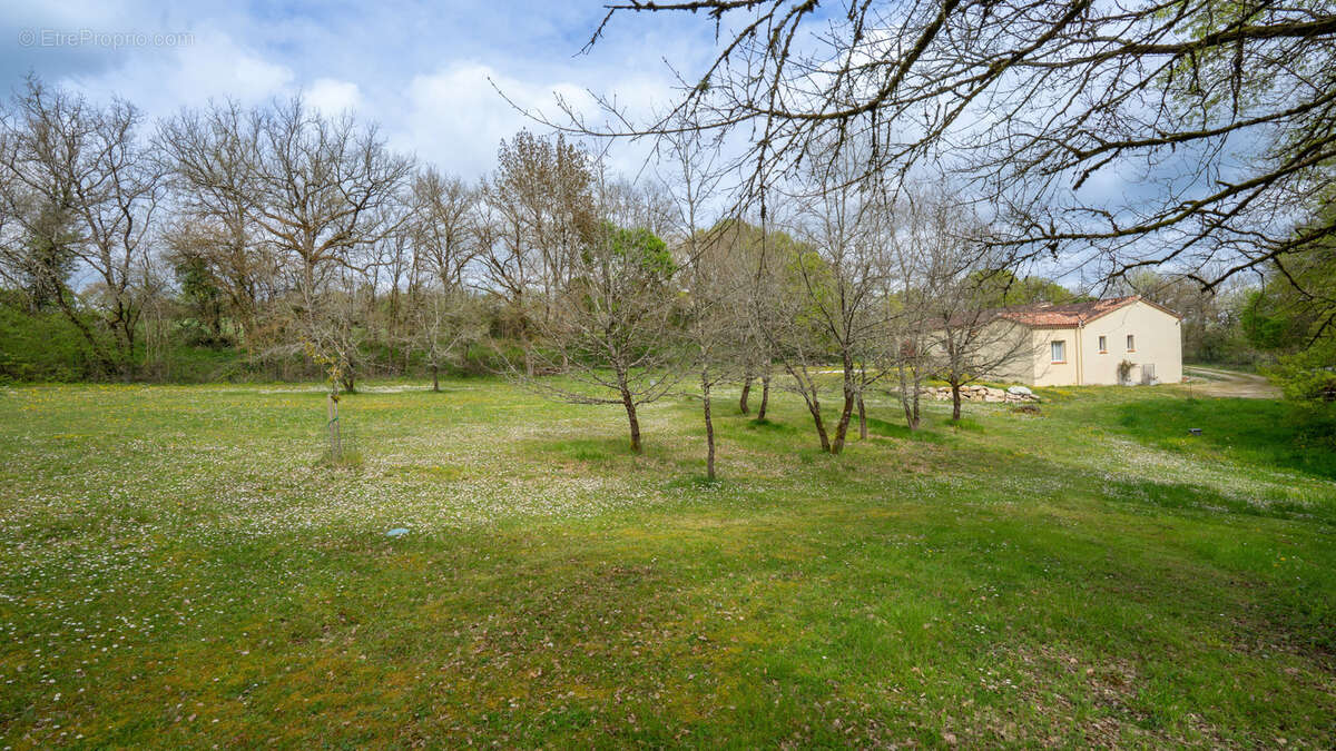 Maison à MONTAIGU-DE-QUERCY
