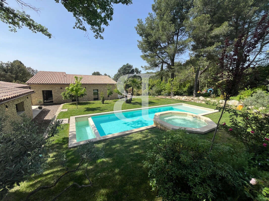 Maison à L'ISLE-SUR-LA-SORGUE