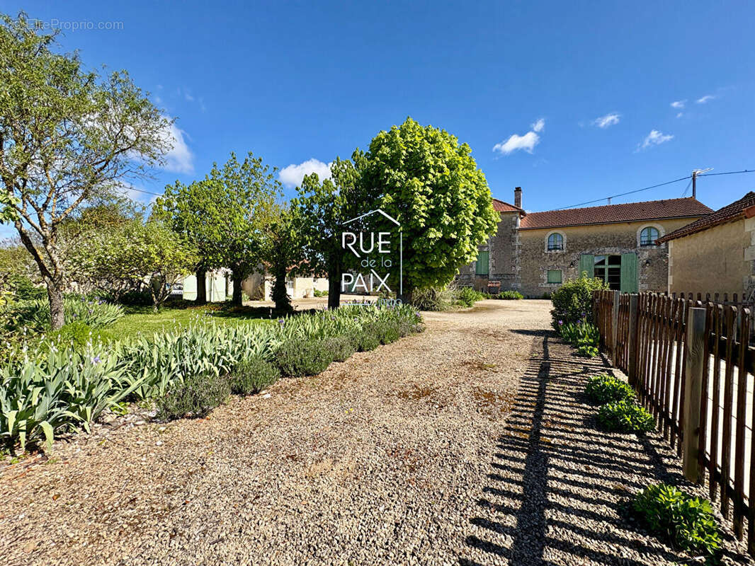 Maison à VENDEUVRE-DU-POITOU