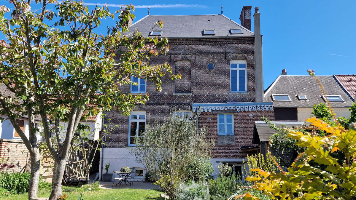En exclusivite sur la commune de flixecourt : superbe maison de maitre de 160 m2 avec beau jardin arboré - photo 4