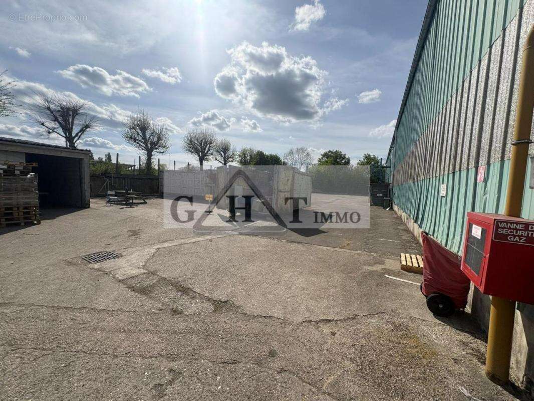 Commerce à VAUX-LE-PENIL