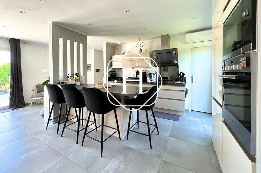 Maison à SAINT-DENIS-LES-BOURG