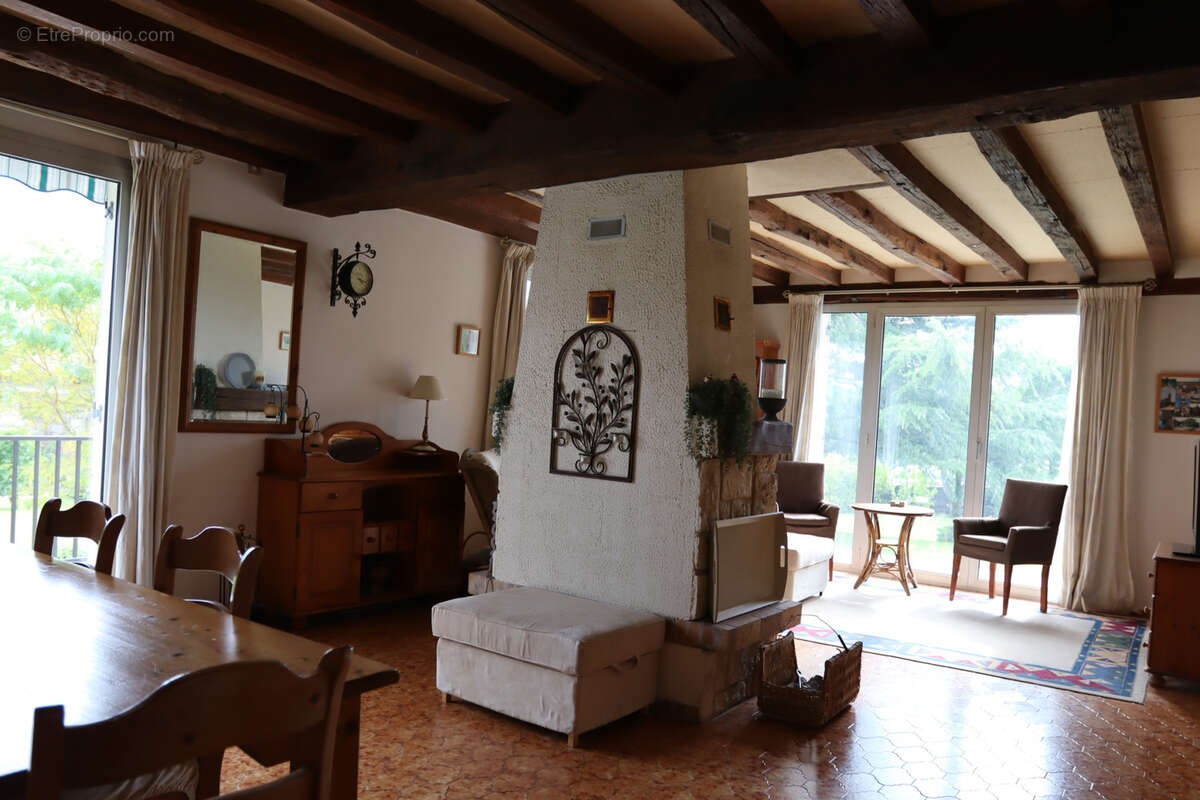 Maison à AINAY-LE-CHATEAU