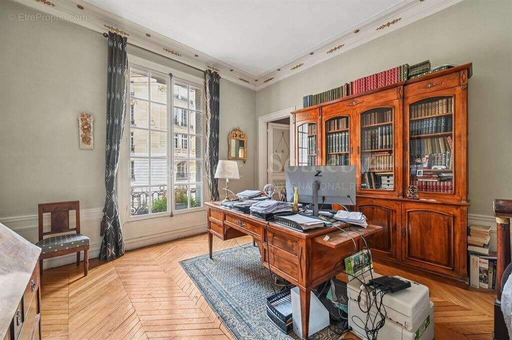 Appartement à PARIS-16E