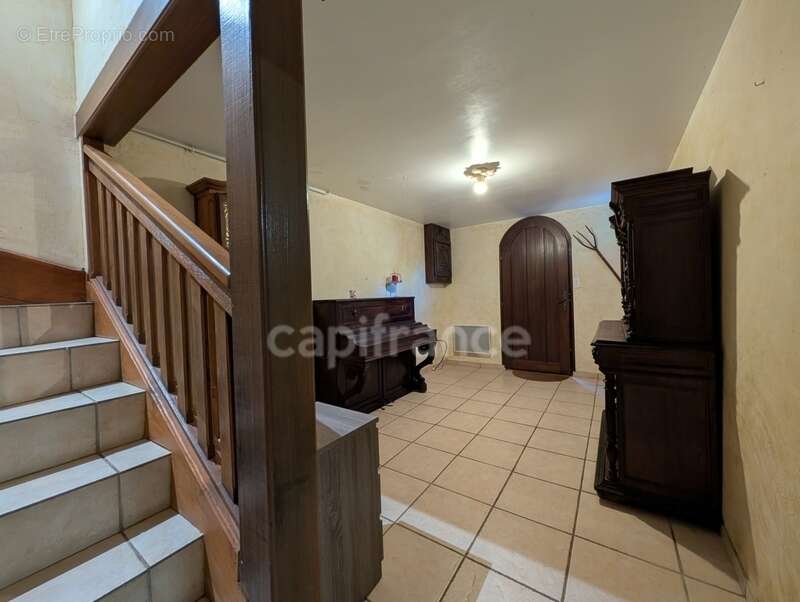 Maison 3 niveaux – 161 m² habitables – fort potentiel de rénovation - photo 9