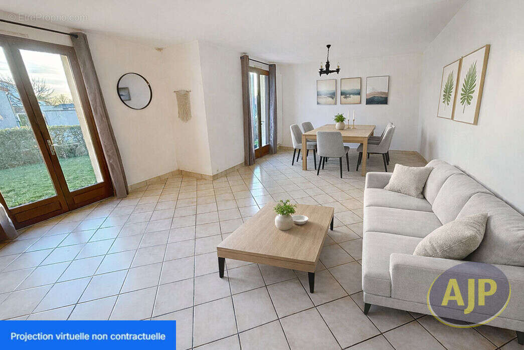 Maison à SAINT-MACAIRE-EN-MAUGES