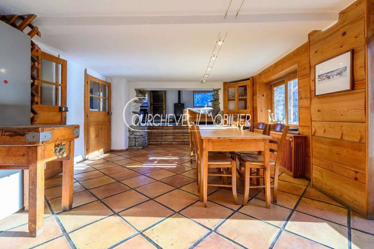 Maison à LES ALLUES