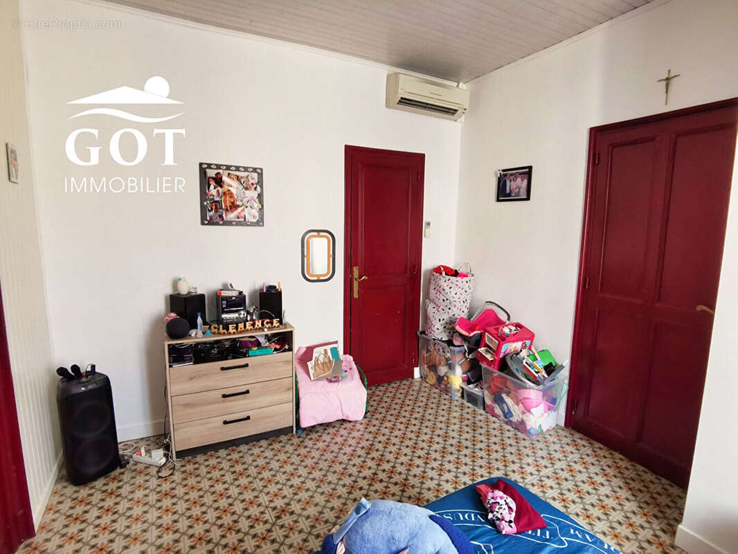 Maison à SAINT-LAURENT-DE-LA-SALANQUE