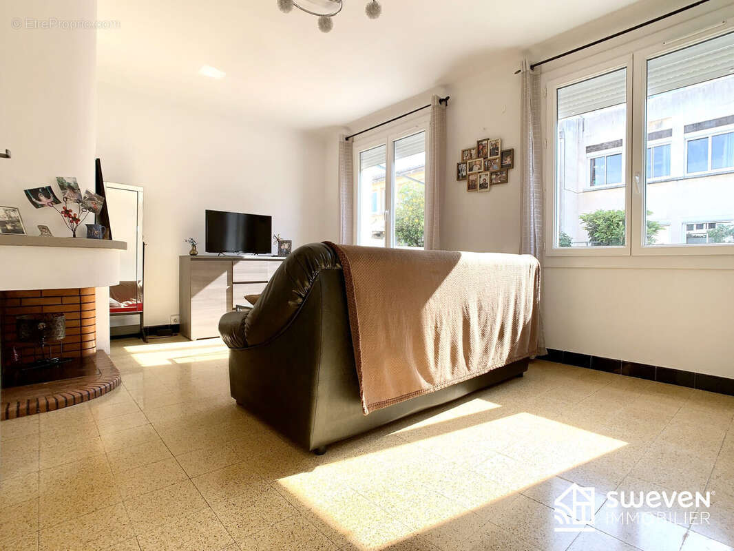 Maison à SAINT-LAURENT-DE-LA-SALANQUE