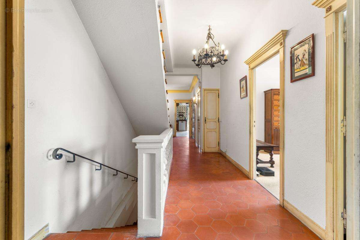Nice gairaut – villa provençale avec vue mer, piscine, terrain de 2 000 m² et garage de 100 m² - photo 60