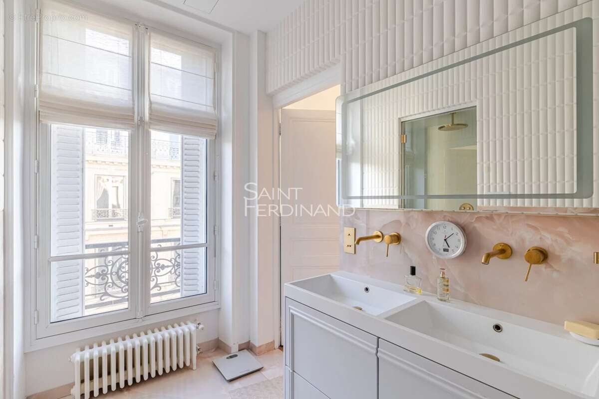 Appartement à PARIS-8E