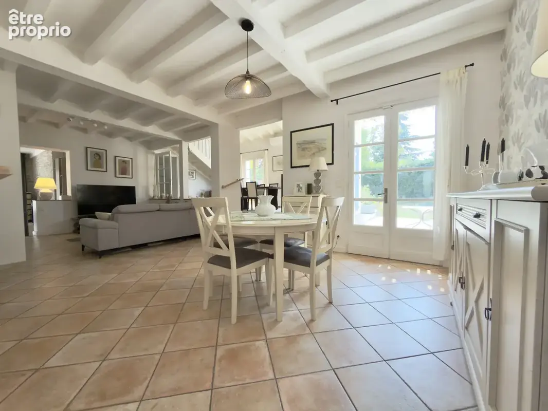 Villa d'exception avec piscine, jacuzzi, double garage et petit étang. - photo 15