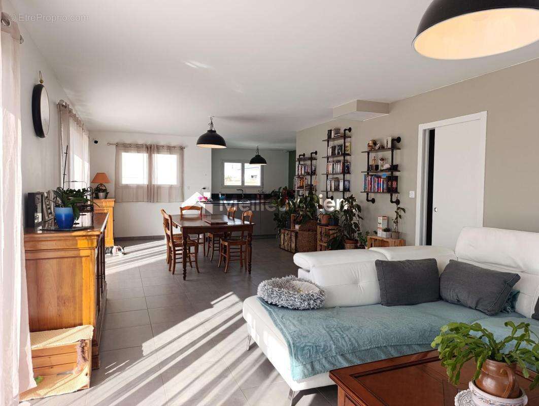 Maison récente de plain pied  - 868m² de jardin paysager - Garage - Carport - photo 6