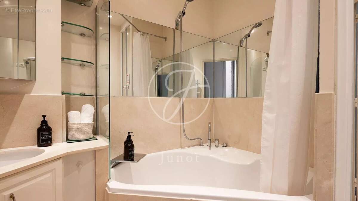 Appartement à PARIS-7E