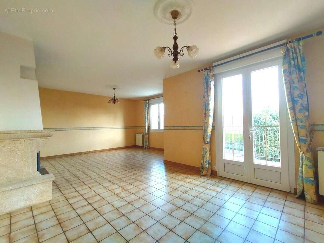 Pavillon sur sous-sol à vendre à Villaines la Juhel séjour - Maison à VILLAINES-LA-JUHEL