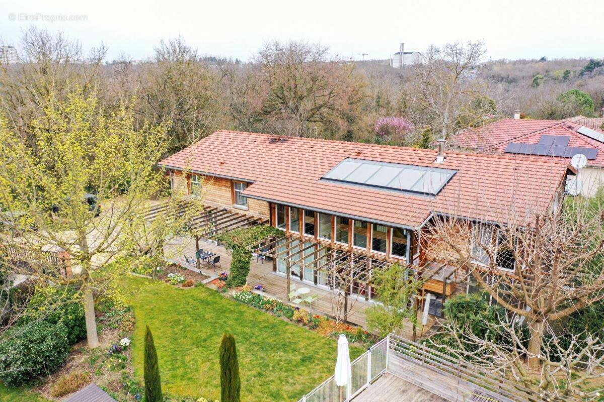 Maison à NEYRON