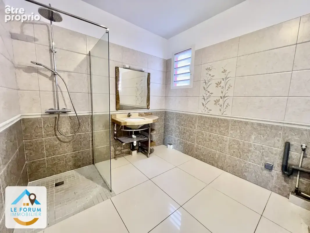 Saint pierre 97410 - villa moderne - piscine - beaux volumes - construction récente - proche commodités - photo 8