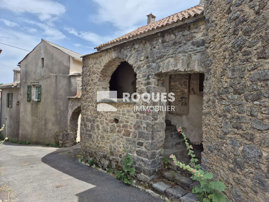 A VENDRE, 15 minutes LE CAYLAR, sur le plateau du Larzac, maison de caractére à rénover avec dépendance et jar - photo 7