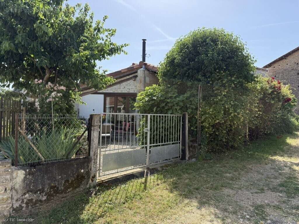 Maison à NANTEUIL-EN-VALLEE