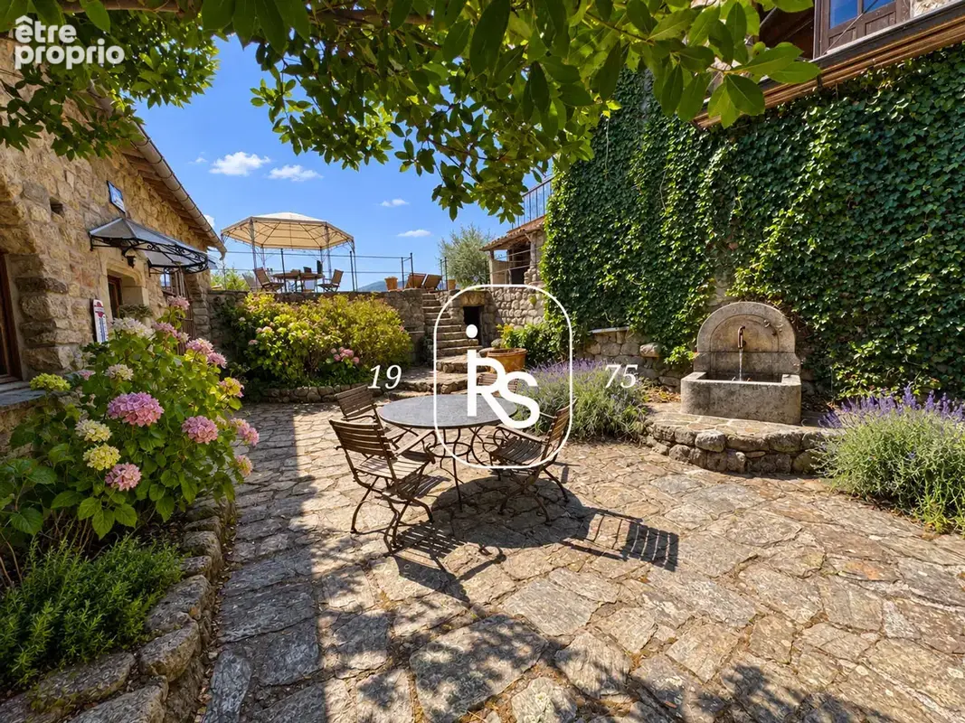 Propriété de charme de deux maisons avec piscine et un total de 2,53 ha de terrain naturel. - photo 4