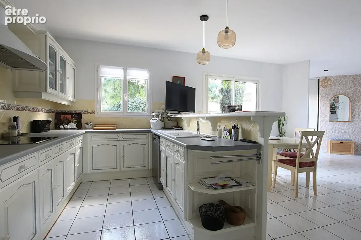 Vouillé, Maison de plain-pied, 121 m² habitables. - photo 11