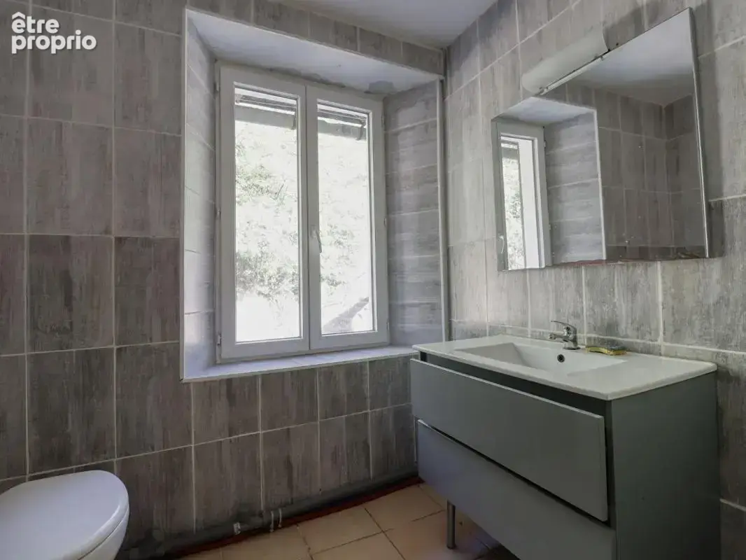 Maison 3 chambres avec grande terrasse et terrain de 2 300 m² bordé par une rivière - photo 8