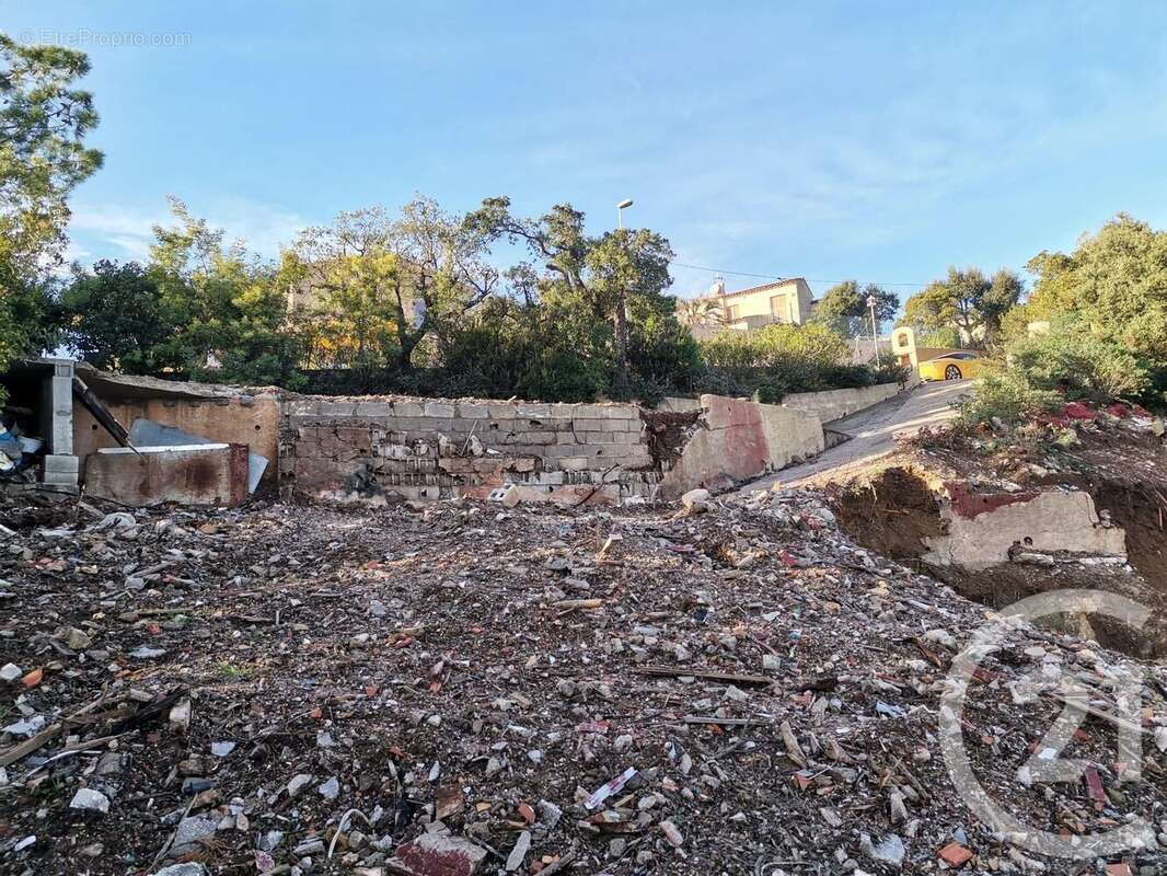 Terrain à ROQUEBRUNE-SUR-ARGENS