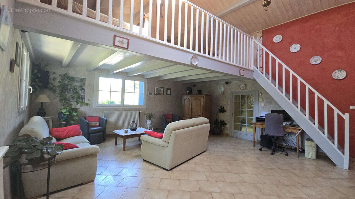 Maison à SAINT-CYR-DU-DORET
